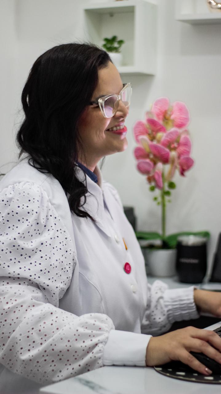 Dra. Elaine Cardeal em atendimento