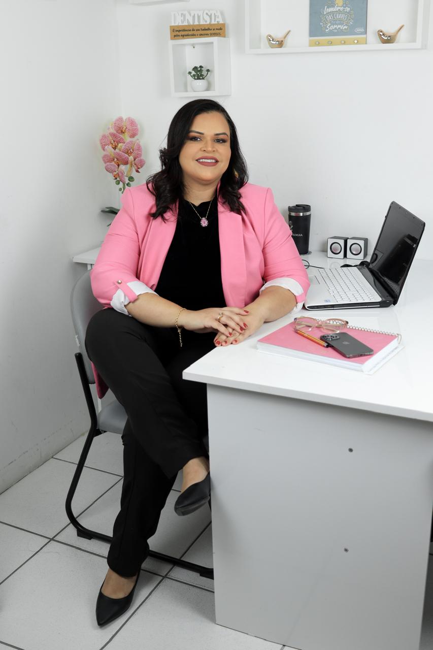 Dra. Elaine Cardeal em atendimento